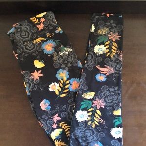New black patterned one size Lularoe leggings.